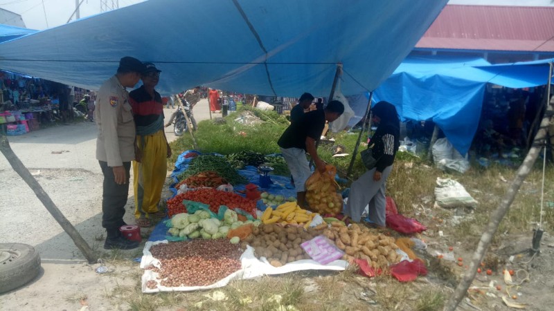 Sambangi Pasar Muara Dilam, Polsek Kunto Darussalam Ajak Pedagang dan Pembeli Sukseskan Pilkada 2024