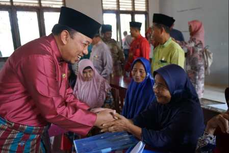 Wabup Siak Husni Temui Para Lansia Belajar Tulis & Baca