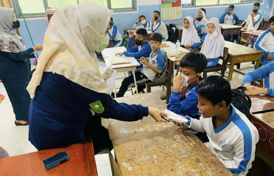 Kualitas Udara Memburuk, Petugas Puskesmas di Pekanbaru Bagi-bagi Masker di Sekolah