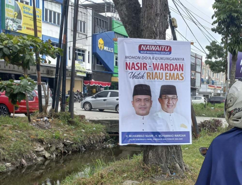 Atribut Paslon Mulai Bertebaran di Pekanbaru, Ada Juga Dipaku di Pohon