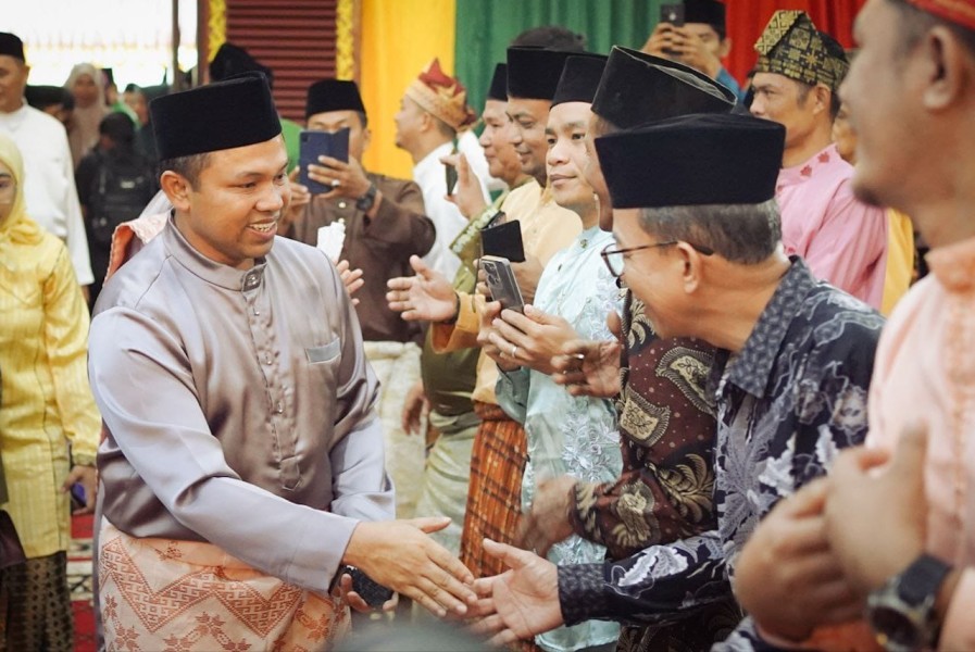 Gubernur Abdul Wahid Hadiri Halal bi Halal Masyarakat Mandah Pekanbaru