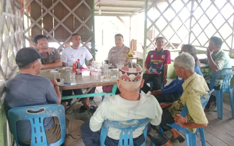 Datangi Warga Kampung Sungai Tengah, Polsek Sabak Auh Sampaikan Pesan Pilkada Damai