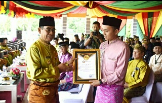 Bupati Mursini Terima Penghargaan dari Bawaslu Provinsi Riau