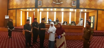 Unik, Rapat Paripurna Penetapan Ketua DPRD Siak & Fraksi Diwarnai Bantuan Sepeda Motor