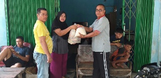 Kades Heprianto Serahkan Bantuan Kepada Korban Banjir