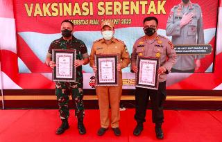Capaian Vaksinasi Dosis II, Kabupaten Siak Tertinggi di Riau, Wabup Siak Terima Penghargaan Dari Wakapolri