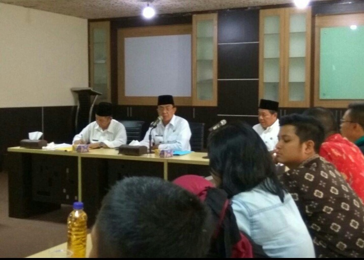 Bupati Inhil Janji Selesaikan Tuntutan Massa Gaung