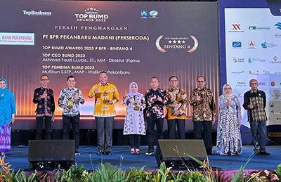 Pj Walikota Pekanbaru Terima Penghargaan TOP Pembina BUMD 2023