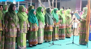 Lantik Pimpinan Muslimat NU Gaung, Ketua PC Muslimat NU Inhil Serahkan Buku POAM NU