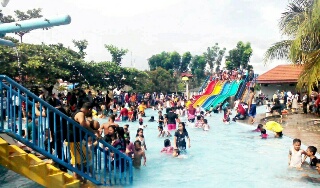 Ribuan Warga Kunjungi Pelangi Water Park Untuk Berlibur