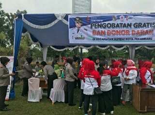 Personel Polresta Pekanbaru Hadiri Kegiatan Donor Darah dan Pengobatan Gratis 