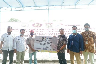 Agar Nelayan Semakin Produktif, Abdul Wahid Serahkan Mesin untuk Nelayan Mentulik Kampar